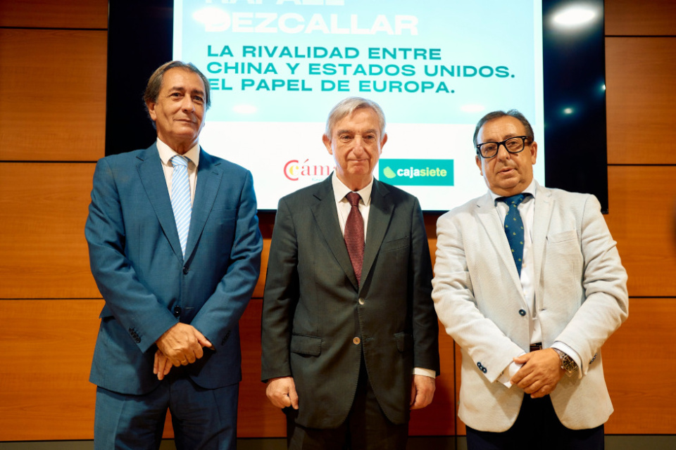 La Cámara ha acogido una nueva cita del Ciclo de Conferencias sobre Geopolítica, con la colaboración de Cajasiete.