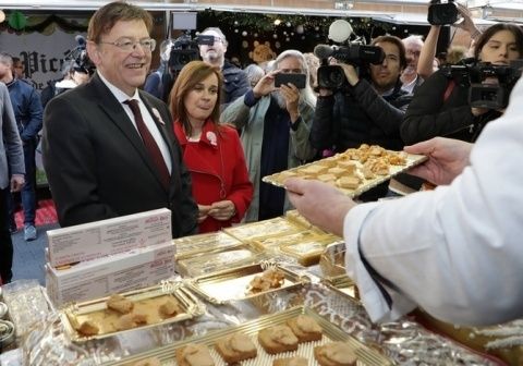 El president de la Generalitat, Ximo Puig, en la XI Feria de Navidad de Jijona.