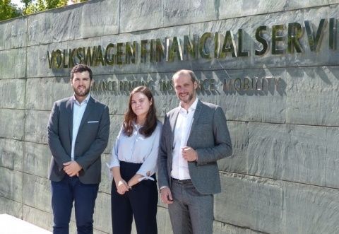 De izq a derecha: Aitor Tena, Director de RRHH y Organización de VWFS, Irene Sanz Marcos, estudiante dual de ADE de EWA y VWFS, Andrés Antolín, Director de EWA.
