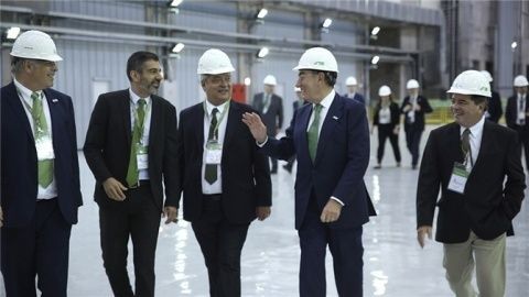 Ignacio Galán, presidente de Iberdrola, con empleados de Neoenergia en la inauguración de la central hidroeléctrica Baixo Iguaçú.