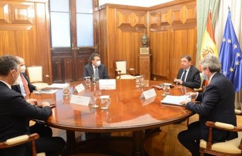 El encuentro entre el presidente de la FEV, Emilio Restoy, y el ministro de Agricultura, Pesca y Alimentación, Luis Planas.
