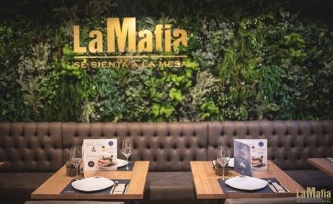 La Mafia se sienta a la mesa.