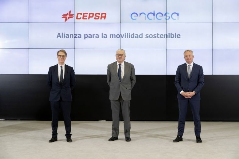 De izquierda a derecha: Philippe Boisseau, Consejero Delegado de Cepsa; José Bogas, Consejero Delegado de Endesa y Maarten Wetselaar, nuevo CEO de Cepsa a partir del próximo 1 de enero.