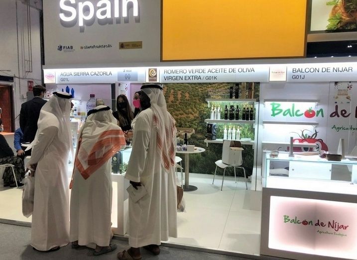 Expositores andaluces con visitantes.
