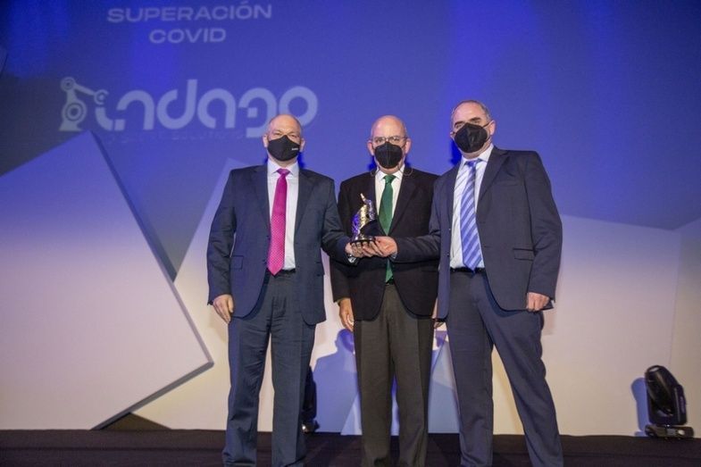 José Manuel Sánchez y Francisco Ruiz, CEOs de Indago Innova, recibieron el Premio Alas de manos del presidente del Consejo Andaluz de Cámaras, Javier Sánchez Rojas.