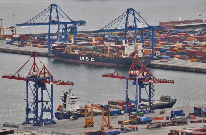 Puerto de Bilbao, terminal de contenedores.