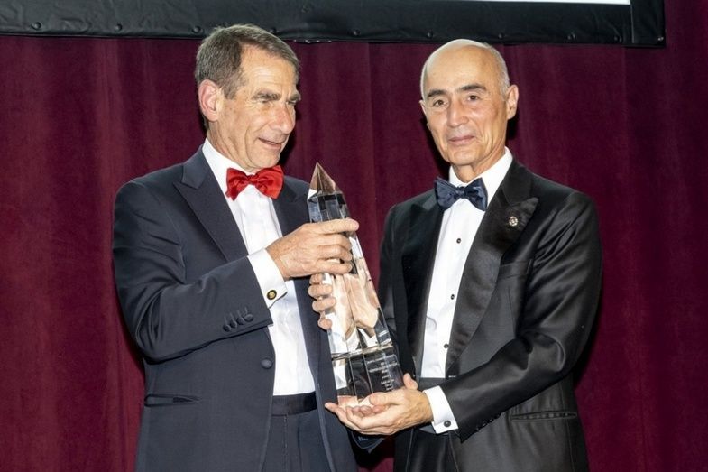 Rafael del Pino recibe el Premio.