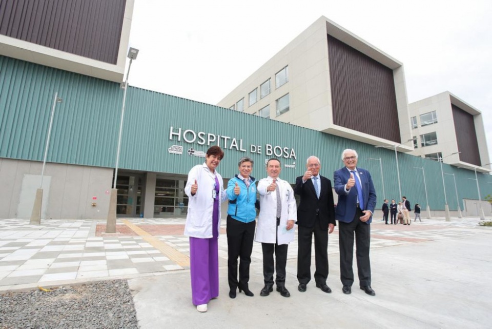 El presidente de COFIDES, José Luis Curbelo, en la inauguración del Hospital de Bosa, construido por Grupo Ortiz, y que ha contado con la colaboración de COFIDES.