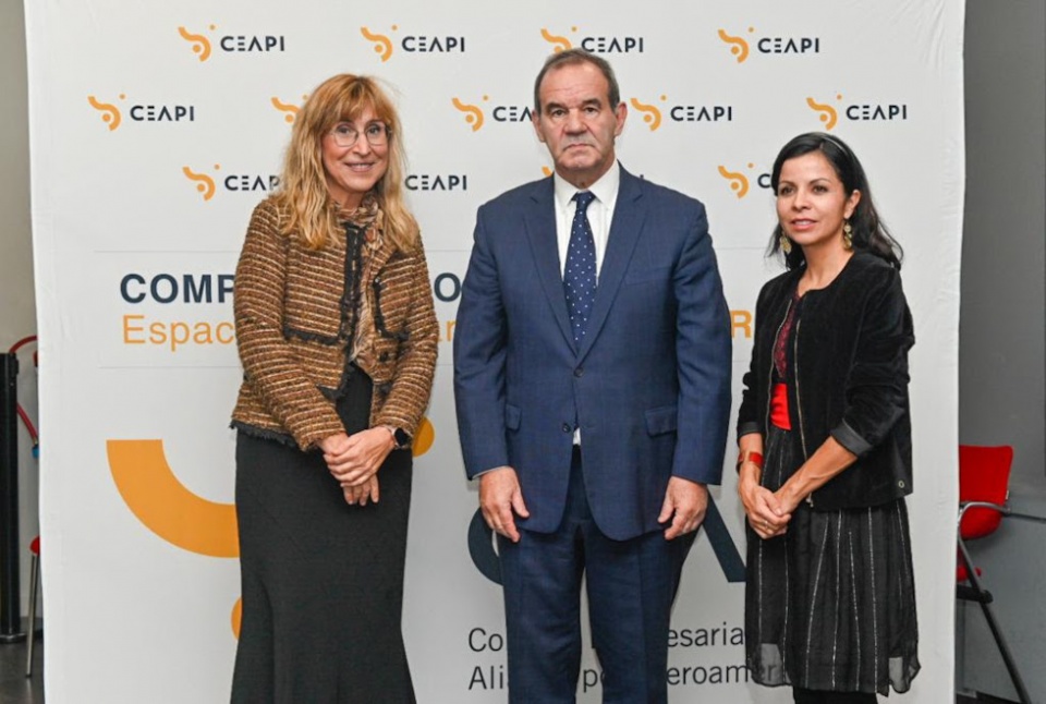 Núria Vilanova, presidenta de CEAPI, Andrés Allamand, Secretario General Iberoamericano (SEGIB), y Erika Rodríguez Pinzón, autora del informe e investigadora del Instituto Complutense de Estudios.