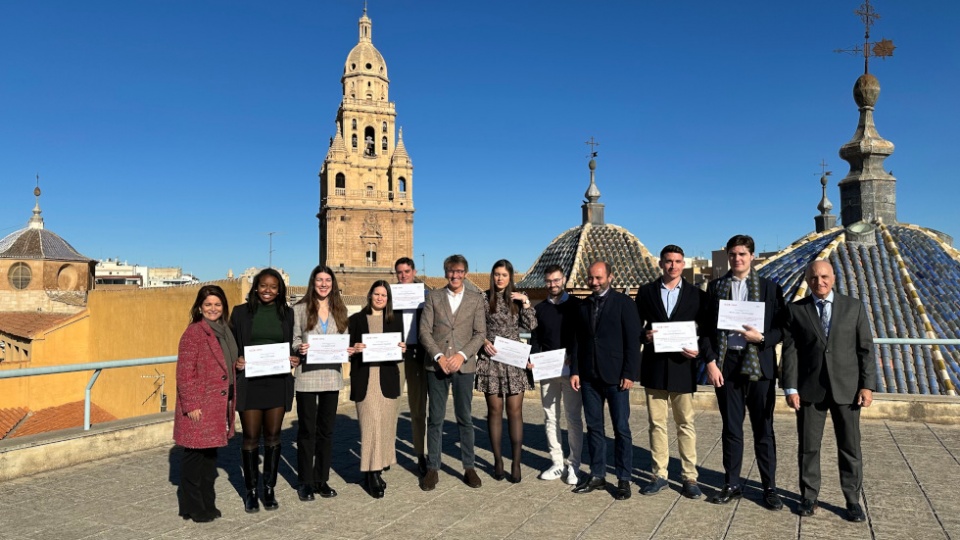 El consejero Luis Alberto Marín junto con los jóvenes becados por el Info.