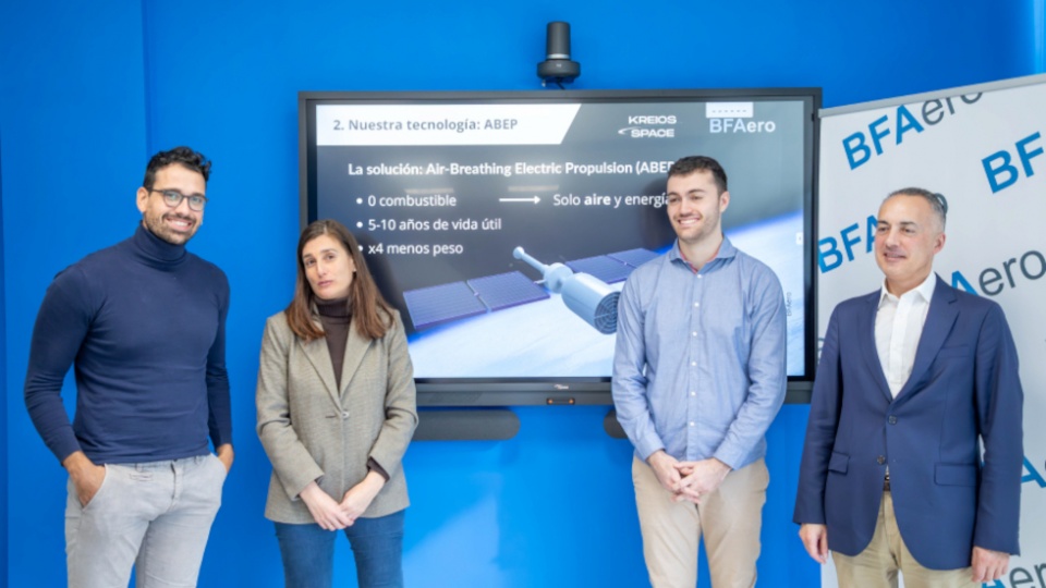 La directora general de Estrategia Industrial y Suelo Empresarial, Margarita Ardao, se reúne con los promotores de la startup.
