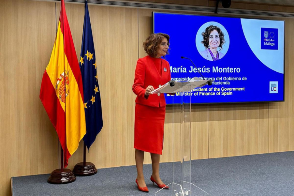 La vicepresidenta primera y ministra de Hacienda, María Jesús Montero, interviene en la presentación en Bruselas de la candidatura de Málaga para albergar la sede de la Autoridad Aduanera de la UE. La vicepresidenta primera y ministra de Hacienda, María Jesús Montero, interviene en la presentación en Bruselas de la candidatura de Málaga para albergar la sede de la Autoridad Aduanera de la UE.