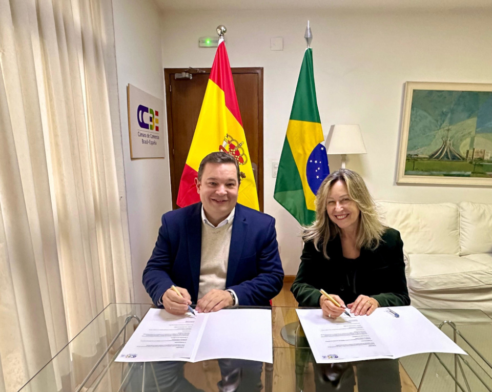 Mariano Rodríguez, presidente de AEVEA, y Trinidad Jiménez, presidenta de la CCBE. Mariano Rodríguez, presidente de AEVEA, y Trinidad Jiménez, presidenta de la CCBE.