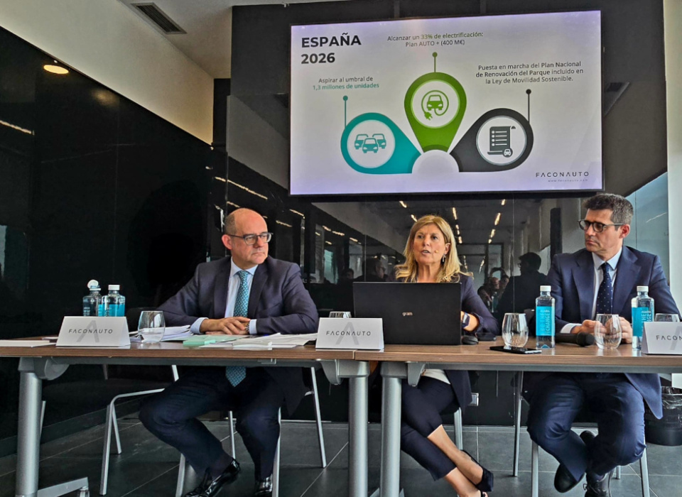 José Ignacio Moya, director general de Faconauto, Marta Blázquez, presidenta de Faconauto y Raúl Morales, director de comunicación de Faconauto durante el encuentro. José Ignacio Moya, director general de Faconauto, Marta Blázquez, presidenta de Faconauto y Raúl Morales, director de comunicación de Faconauto durante el encuentro.