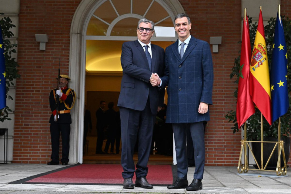 El presidente del Gobierno, Pedro Sánchez, saluda al primer ministro de Marruecos, Aziz Akhannouch, a su llegada al Palacio de la Moncloa. (Pool Moncloa / Borja Puig de la Bellacasa)