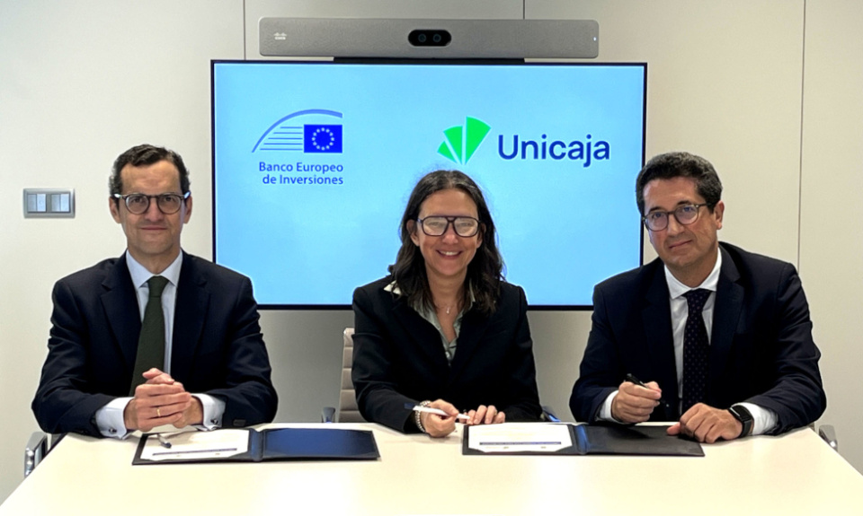 Jes&uacute;s Ruano, Dir. Gral. de Negocio de Empresas de Unicaja; Gemma Feliciani, directora de Instituciones Financieras del BEI, y Javier P&eacute;rez, Dir. Gral. de Riesgo de Cr&eacute;dito y ESG de Unicaja.